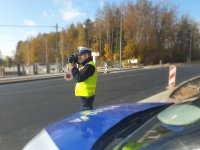 policjant WRD KPP Mońki mierzący prędkość pojazdów