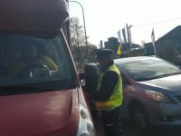 policjant WRD KPP Mońki podczas kontroli drogowej
