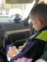 policjant WRD KPP Mońki podczas wykonywania czynności służbowych zw. z kontrolą drogową