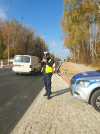 policjant WRD KPP Mońki podczas mierzy prędkość pojazdu