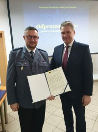 Na zdjęciu komendant KPP w Mońkach oraz Burmistrz Goniądza
