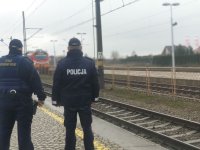 policjant ze strażnikiem ochrony kolei podczas działań na obszarach kolejowych