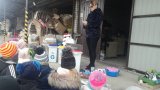 dzieci podczas pogadanki z terenie Zakładu Gospodarki Komunalnej i Mieszkaniowej w Mońkach, jak wygląda selektywna zbiórka odpadów