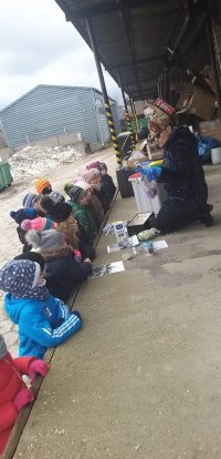 dzieci podczas pogadanki z terenie Zakładu Gospodarki Komunalnej i Mieszkaniowej w Mońkach, jak należy segregować śmieci
