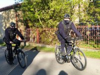 monieccy policjanci na rowerach w trakcie patrolu ulic Moniek