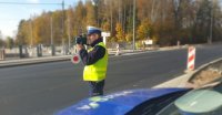 policjant monieckiej drogówki mierzący prędkość