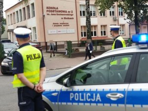 policjanci RD KPP Mońki patrolujący rejony szkół w m. Mońki
