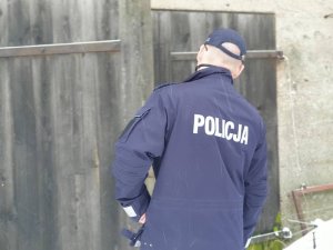 policjant w trakcie kontroli miejsc osób narażonych na wychłodzenie