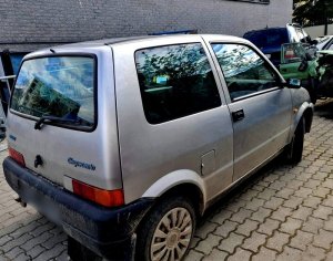 zabezpieczony skradziony pojazd na policyjnym parkingu