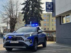 radiowóz na parkingu Komendy Powiatowej Policji w Mońkach