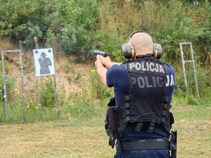 policjant strzela podczas szkolenia strzeleckiego