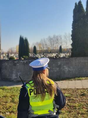 policjantka w rejonie cmentarza