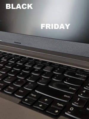 na monitorze laptopa biały napis black friday