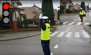 policjant kieruje ruchem na drodze